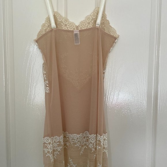 Never worn. Wacoal embrace lace chemise, bra and briefs set size 10 / small - Picture 4 of 13